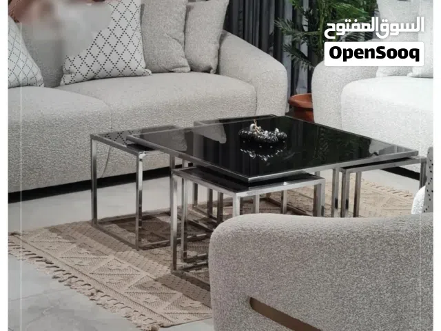 طاولة وسط مع 4 طاولات جانبيات للبيع بحالة ممتازة