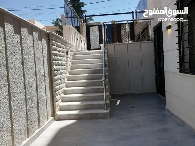 شقة فاخرة للبيع في الكرسي - قرب المخابرات 170م مع حديقة وترسات 150م لم تسكن