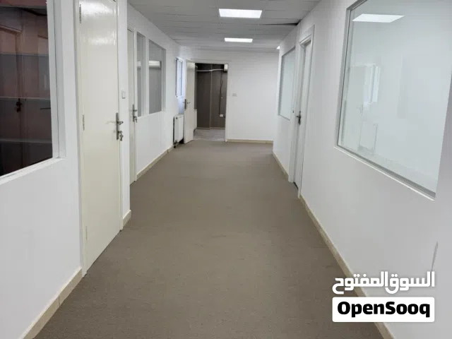 مكتب مميز للايجار بموقع حيوي بخلدا