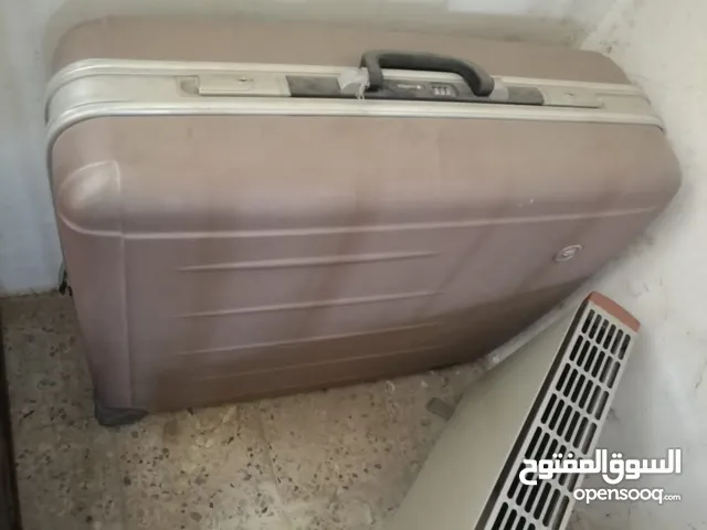 حقيبة كبيره سمسونايت نوعيه ممتازه تنفع للسفر أو للخزن نوع سمسونايت غير قابل للكسر بلون بنفسجي فاتح .