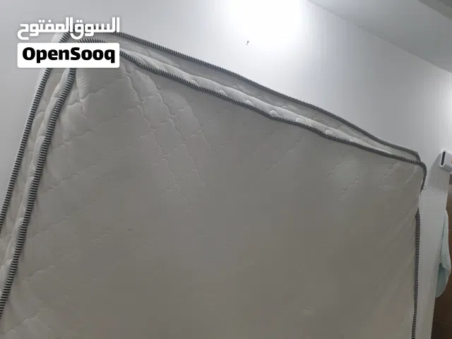 فرشة تخت حجم مزدوج 190×200 مستعمل نضيف بدون عيوب بسعر 15 دينار فقط لاغير