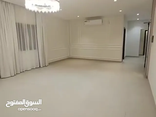 250 m2 4 Bedrooms Apartments for Rent in Central Governorate Tubli