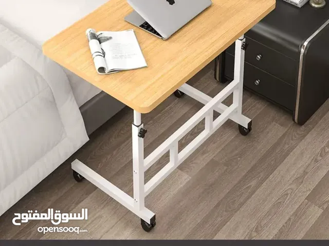 الطاولة الجانبية المتحركة – عملية وأنيقة   تصميم عصري يناسب أي زاوية بالبيت ويضيف لمسة مرتبة.