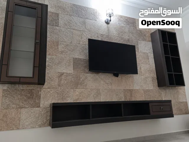 للبيع مكتبة تلفزيون عصرية
