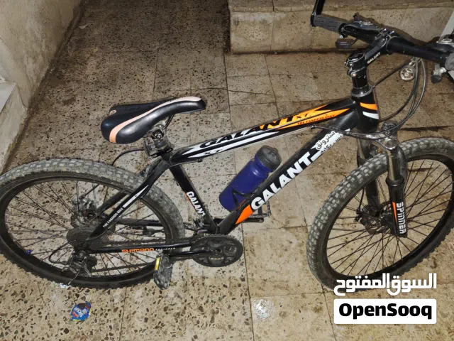بسكليت قلنت نضيفة بس البرك الخلفي مش قوي بدو فحمات من دون المطرة قياس 26 كل شي فيها الاصلي