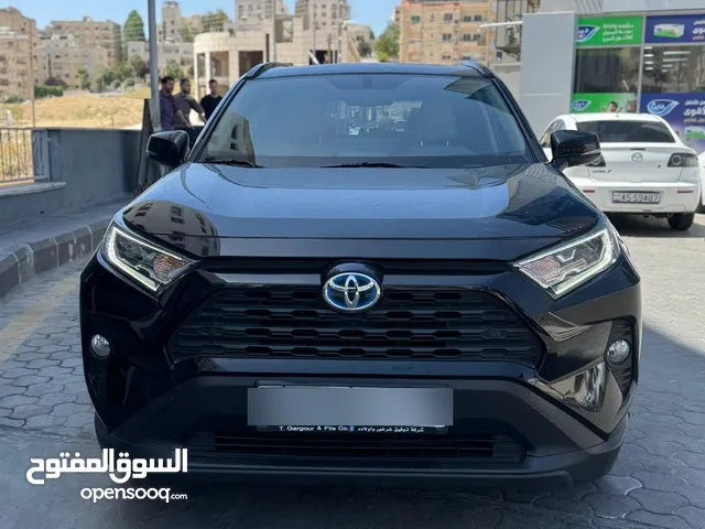 للبيع تويوتا راف فور موديل 2021 وارد المركزيه اسود بسعر 28750 دينار