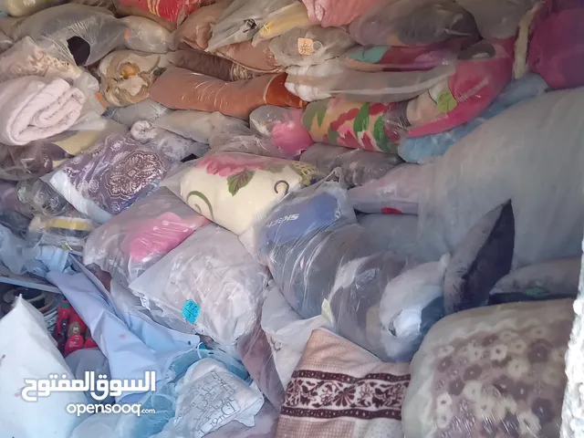 حوالي 100 بطانية مستعملة أحجام بحالة جيدة بالكريمية