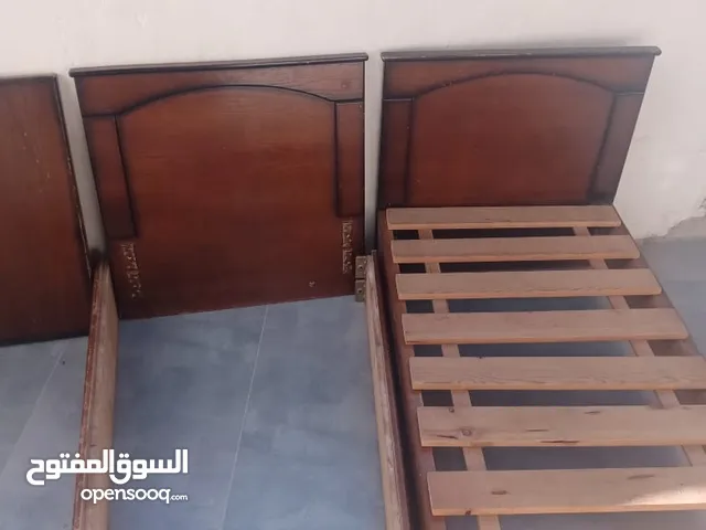 تخت عدد 2 خشب قشرة بلوط خشب ثقيل ونظاف ما فيهم اي كسر بحاله جيده لثنين