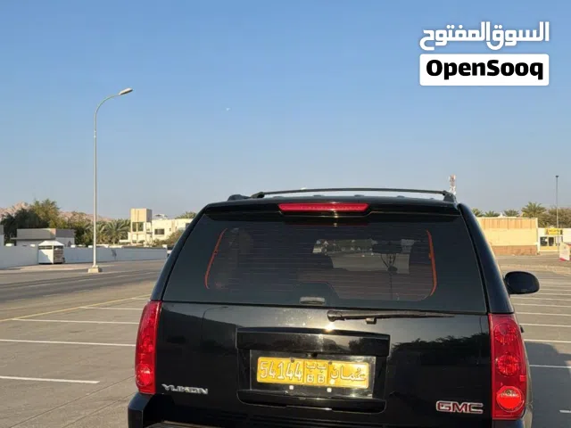 سيارة جي إم سي يوكن 2014 بحالة ممتازة، لون أسود، فل كامل، مرخصة، للبيع