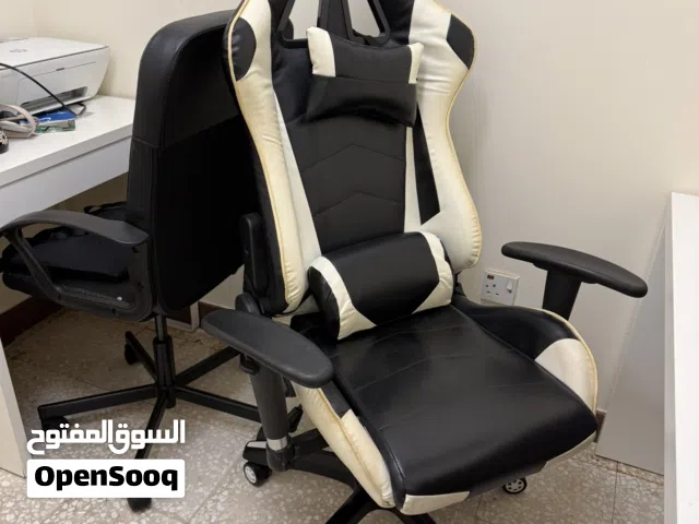 مكتب مع الكرسي