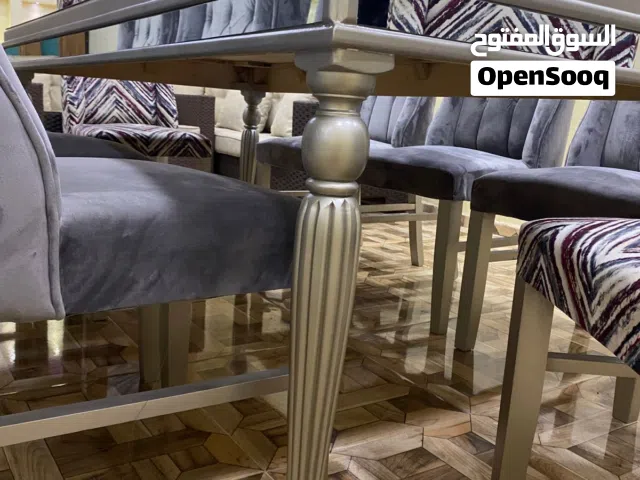 طاولة سفره مودرن تفصيل 8 كراسي بحاله الوكاله استعمال بسيط جدا وجه طاولة لاتيه بالكامل مع وجه جز