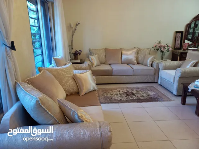 طقم و كنب اسفنج و قماش فخم جدا و جديد و بسعر التنجيد طقم 7 مقاعد شبه جديد مستورد و ليس تجاري