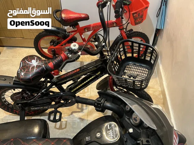 سيكلين اطفال بحالة جيدة جدًا و معاهم اغراضهم
