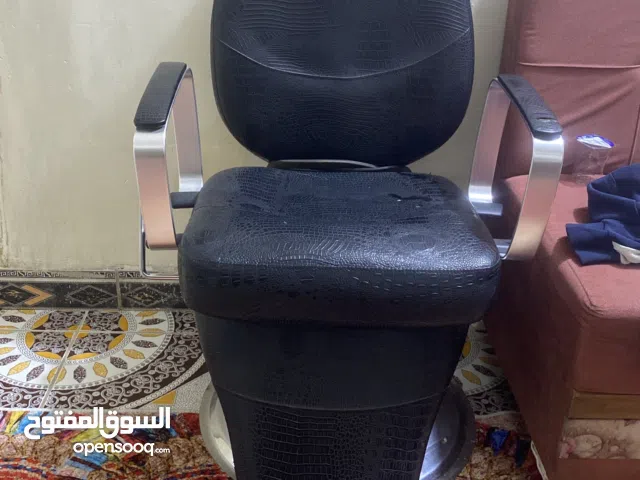 كرسي حلاقه جلد  نظافه 100% عدد 2