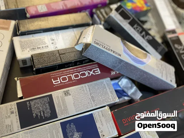 صبغات  بالوان متعدده  وعده معظمها انواع ايطالي الصنع التيوب حجمه كبير