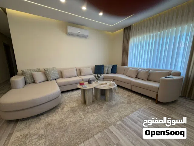للبيع طقم كنب مستعمل 3 شهور بحالة ممتازة ونظيفة جدًا، استخدام خفيف ومحافظ عليه. تصميم أنيق ومريح