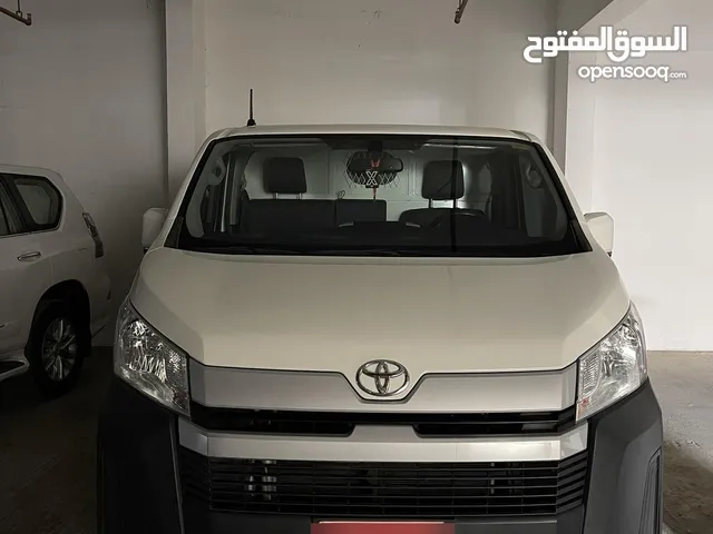 Toyota Hiace Cargo Van – V6 Front Engine