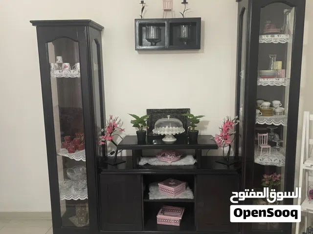 خزانة تلفزيون LCD مستعمل بحالة جيدة جدا  مع رف  للبيع بسعر 80 دينار قابل للتفاوض