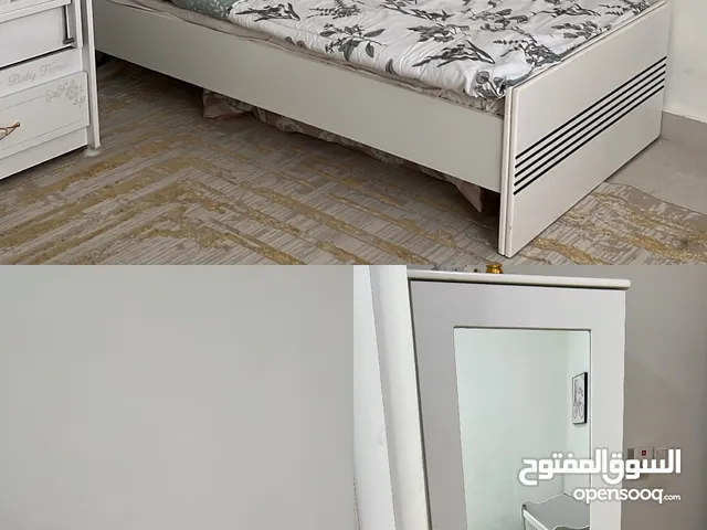 سرير نفر و نص سرير اطفال مع طاوله عطور و ميكب