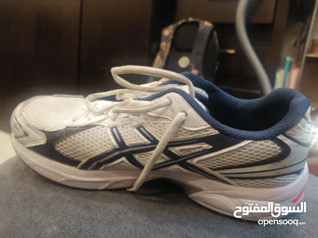 للبيع حذاء كرة يد مستعمل