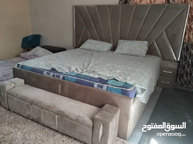 سرير خشبي فاخر 190×180 سم تصميم عصري أنيق ألوان متعددة جودة عالية وخشب متين
