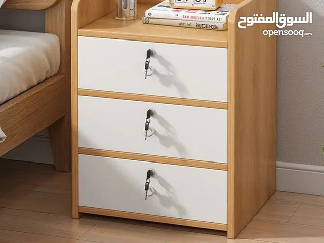 كومدينا خشب أنيقة وعملية، 3 جرارات ودرج علوي فيه قفل عشان تحفظ أغراضك الخاصة بأمان! تصميم مرتب وناعم