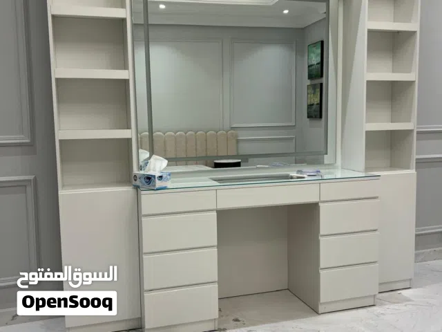 Modern Vanity with Large Mirror, LED Lights and storage  تسريحة مكياج تصميم انيق مع مرآة كبيرة.