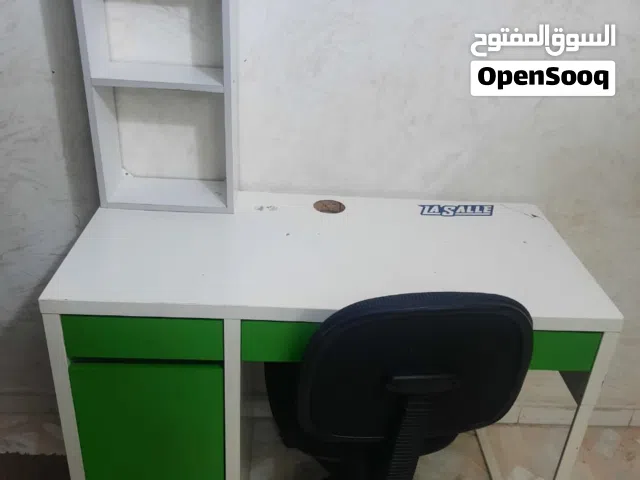 مكتب دراسي ايكيا مع كرسي دوار للبيع