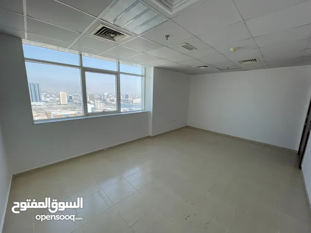 شقة للأيجار السنوي  أبو ظبي مدينه ال غرفتين وحمام عدد 2 الدور الاول  صالة جلوس وسيعة مطبخ كبير  الاي