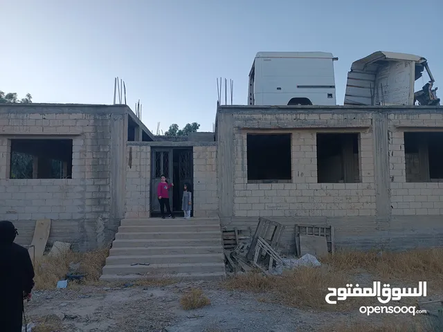 ارض تجاري مبني عليها بيت عظم 400م و طابق ارضي مساحة جاهز مساحته 350 وتسوية أخرى مسحه 100م