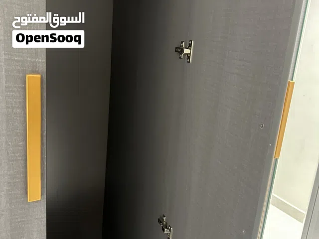 غرفة نوم مكونه من سريرين بحالة ممتازه