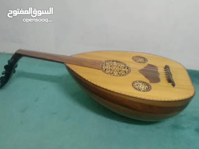 عود مصري عمر عزوز حجم متوسط سهل العزف وسعر مناسب العود نظيف جدا لم يتعرض الى صيانه بالمعة المصنع