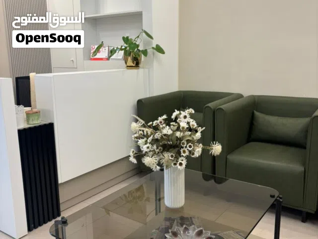 مكتب استقبال مع كرسي