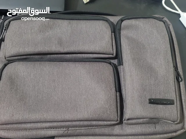 حقيبة لابتوب مناسبه لحجم 14" انش، مع ثلاث جيوب إضافيه. نظيفه جدا من شركه wagon
