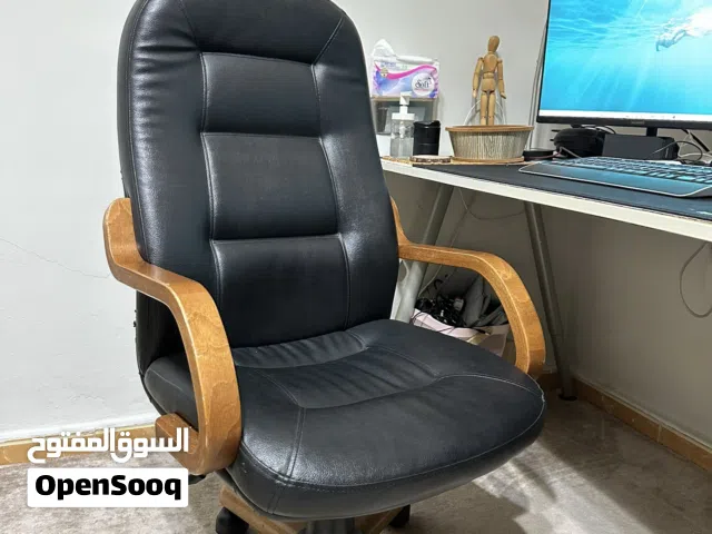 كرسي مكتب فاخر جدا للبيع سعر البيع 50 دينار سعر الشراء 300 دينار