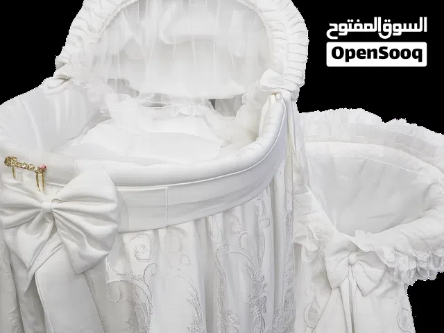 سرير استقبال مواليد ومفرش فخم لاستقبال المواليد