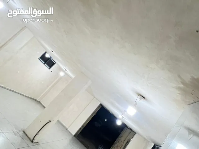 مخزن واسع للايجار مع رمبة بسعر مناسب