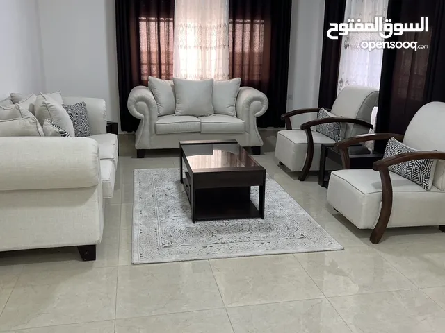 طقم كنب امريكي 7 مقاعد شبه جديد مع طقم طاولات فاخر 3 قطع