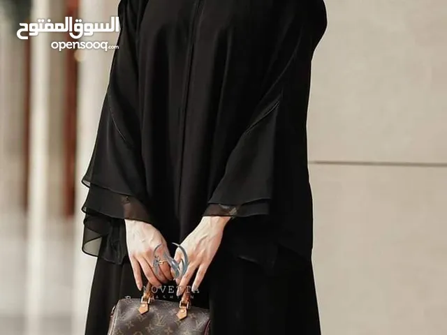 عباية سوداء أنيقة بسحاب أمامي وخامة مريحة