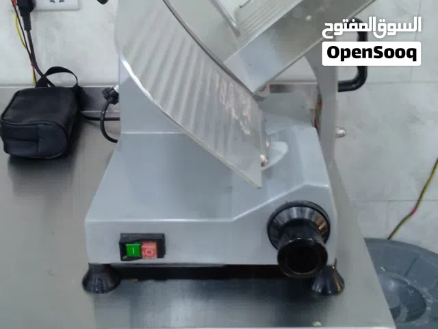 ثلاجه ديلي عدد 2 ماكنه لحمه 32 عدد 2 ماكنه سنيوره عدد1 ماكنه موزريلا عدد1