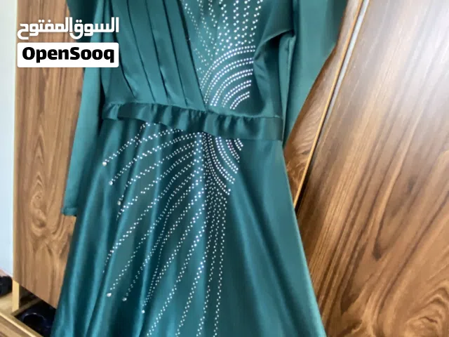 فستان سهرة شرعي راقي جدا مستعمل مرة واحدة، ساتان مع هدية حجاب