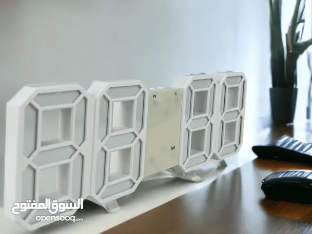 ساعة رقمية منضدية متعددة الاستخدامات ب شكل وهيكل خارجي مميز و منبة قابل للظبط