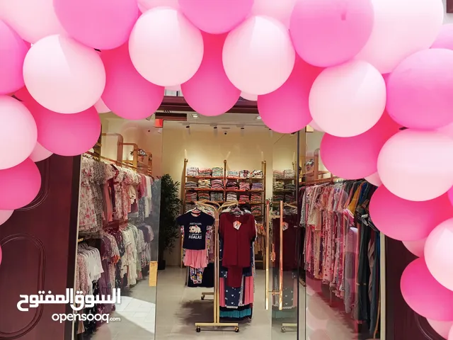 للبيع – محل ملابس بالكامل (ديار المحرق)