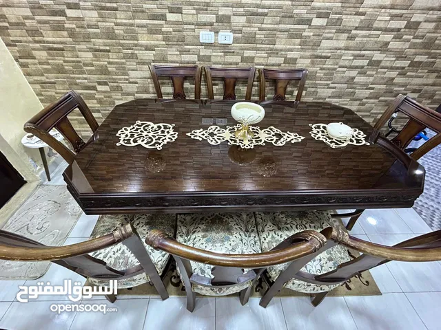 طاولة سفره 8كراسي منجد الكراسي جديد ويوجد مع الطاوله لوح قزاز
