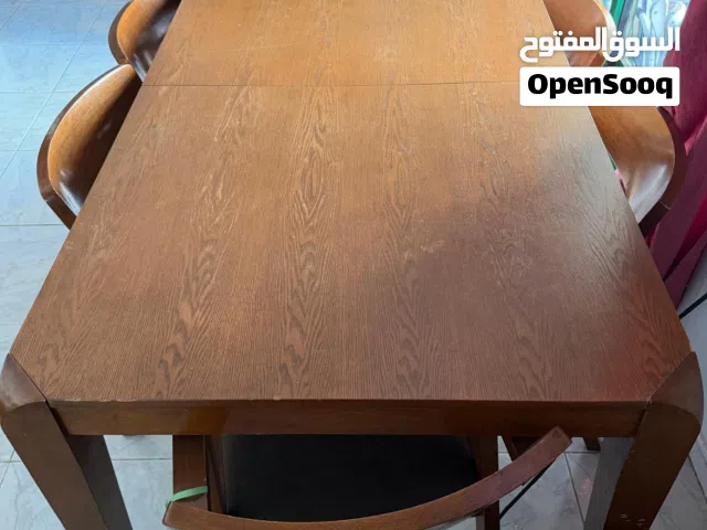 طاولة طعام كبيرة