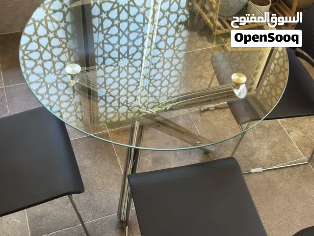 طاولة مع اربع كراسي