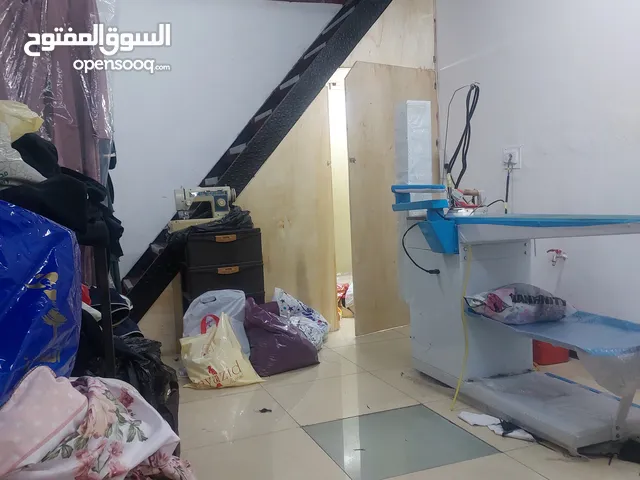 مخيطه ودراي كلين للبيع مع كامل معداتها في موقع مميز في الهاشمي الشمالي