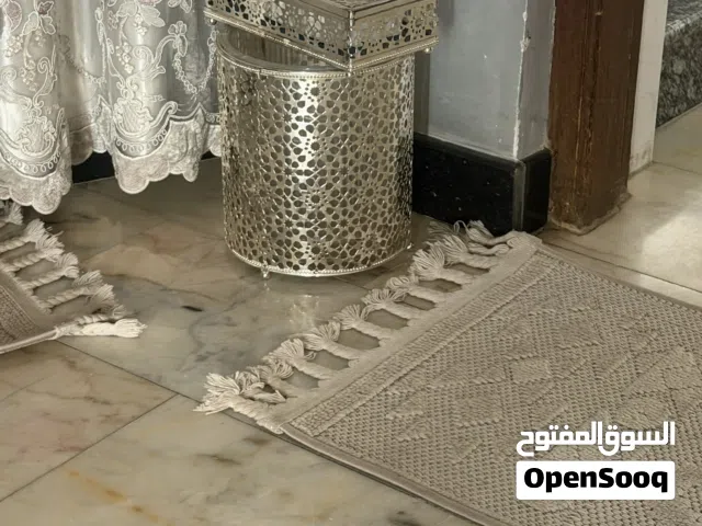 سلة نفايات مع علبة كلينكس