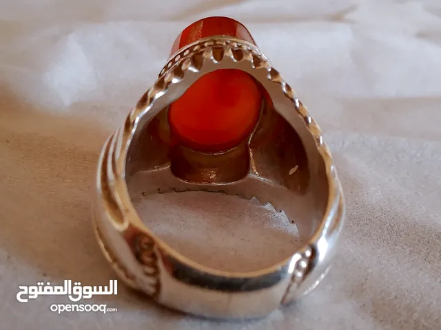 خاتم ثقيل جدا متوج بالعقيق المشمشي