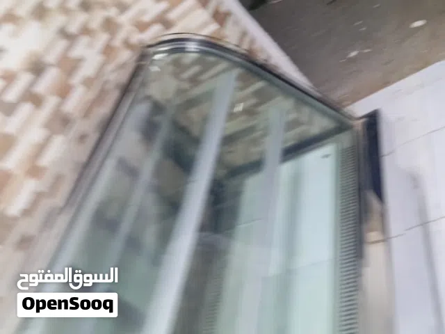 ثلاجة عرض شبه جديدة بحالة ممتازة استخدام سبعة أشهر